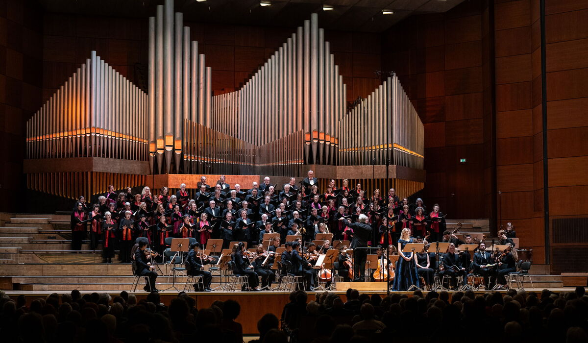 Gemischter Konzertchor mit Orchester der Hochschule für Musik Nürnberg, Dirigent und Solisten auf der Bühne der Meistersingerhalle