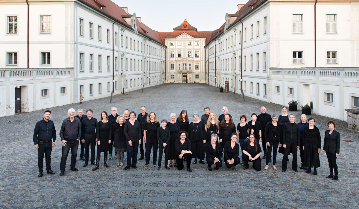 Gemischter Chor vor einem Klostergebäude