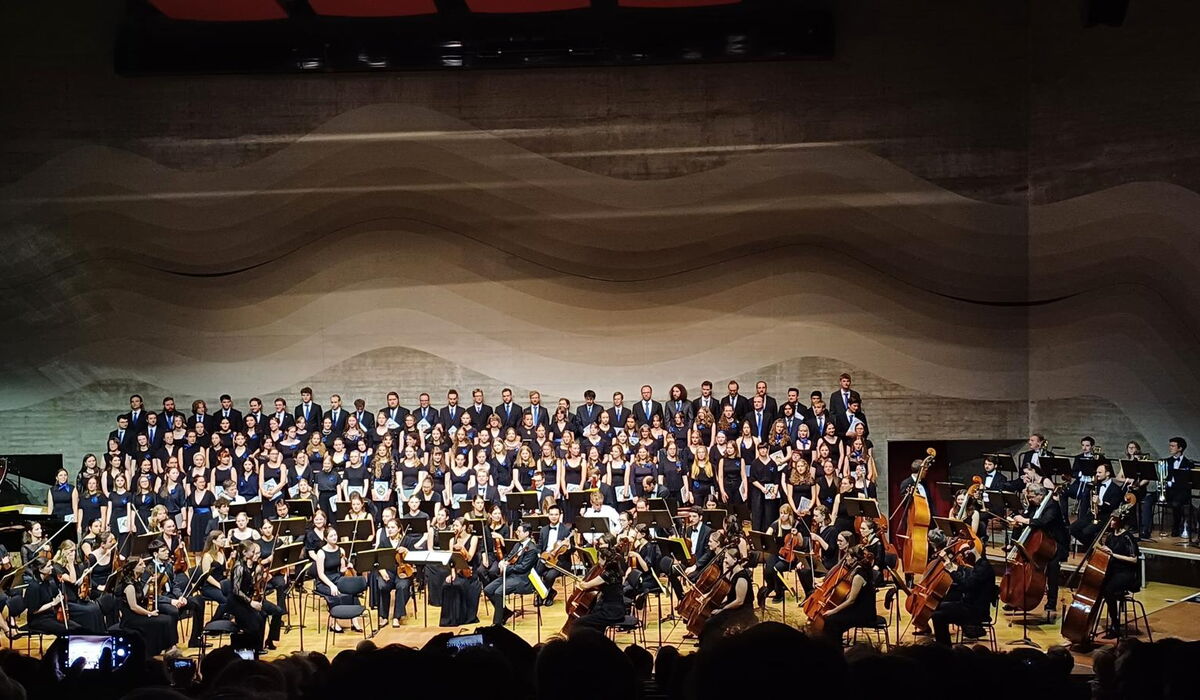 Universitätschor Regensburg mit Orchester auf der Bühne