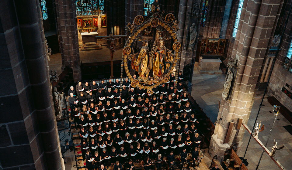 Gemischter Chor in Konzertaufstellung vor dem Altar in St. Lorenz Nürnberg