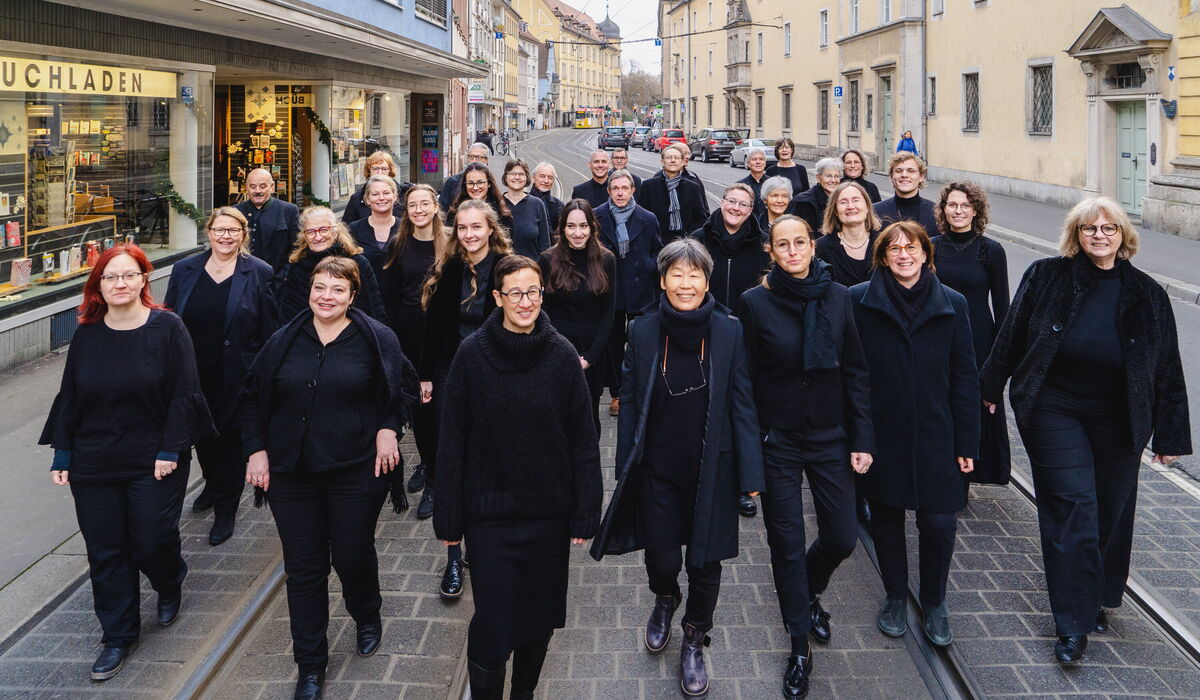 Chorgemeinschaft zu Fuss in Würzburg unterwegs